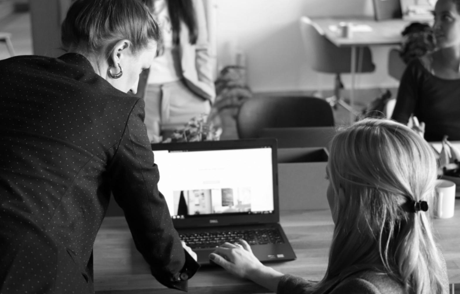 Session de formation intensive en négociation financière avec participants en situation réelle