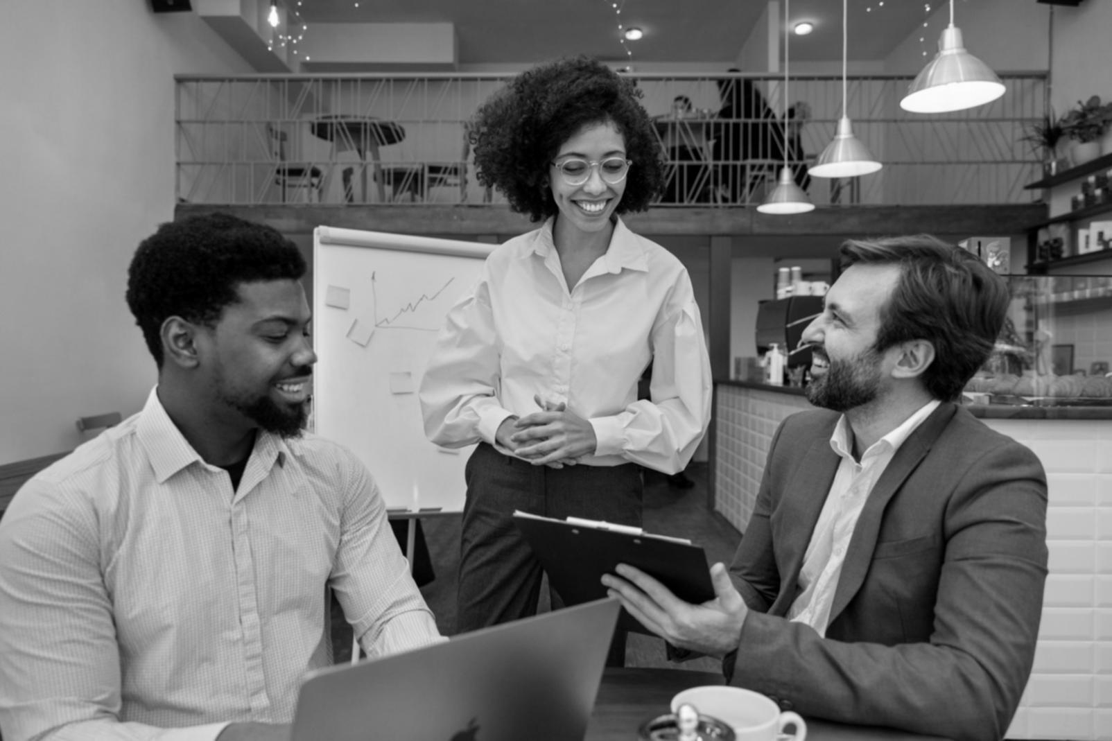 Séance de formation en négociation financière avec participants actifs
